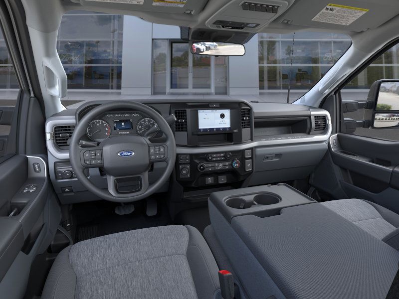 Ford Super Duty F-350 SRW Vehicle Full-screen Gallery Image 9