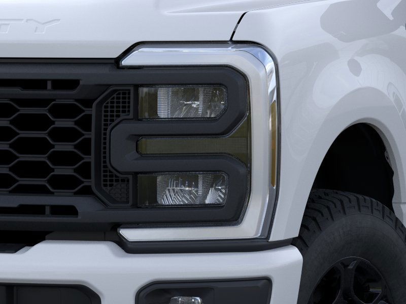 Ford Super Duty F-350 SRW Vehicle Full-screen Gallery Image 18