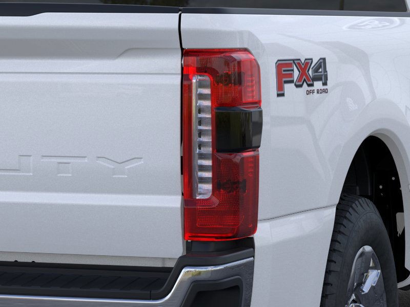 Ford Super Duty F-350 SRW Vehicle Full-screen Gallery Image 21