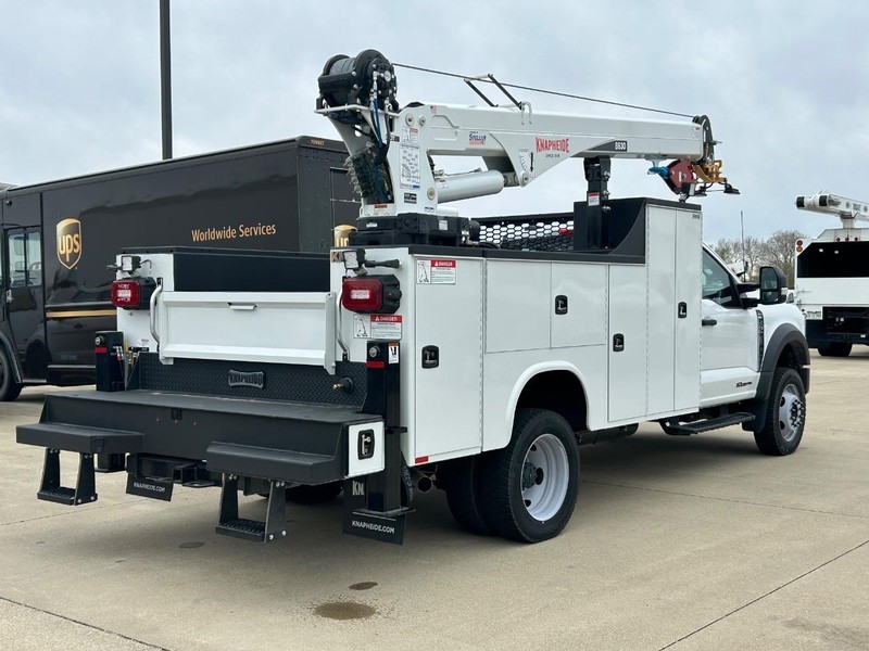 Ford Super Duty F-550 DRW Vehicle Full-screen Gallery Image 3