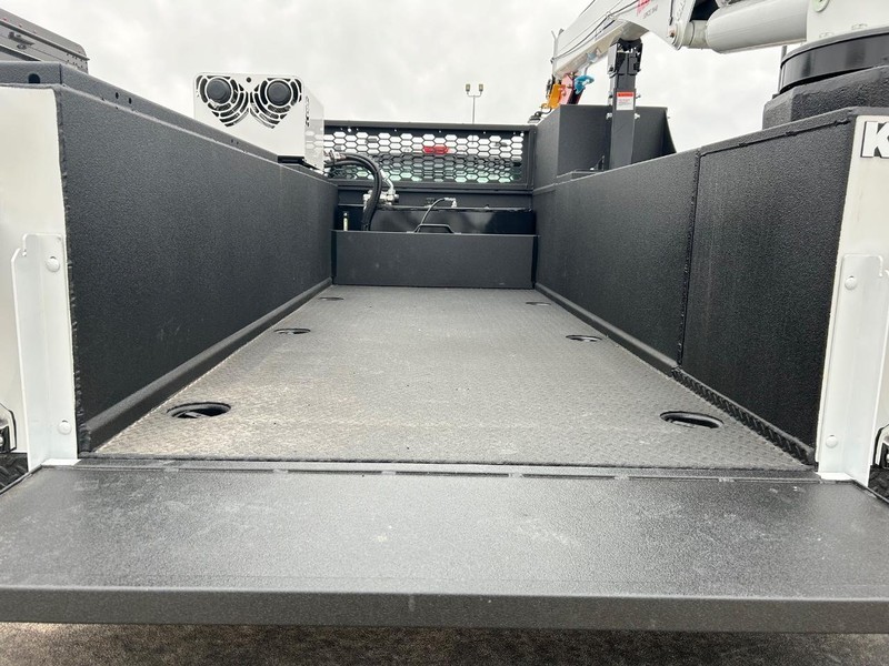 Ford Super Duty F-550 DRW Vehicle Full-screen Gallery Image 13