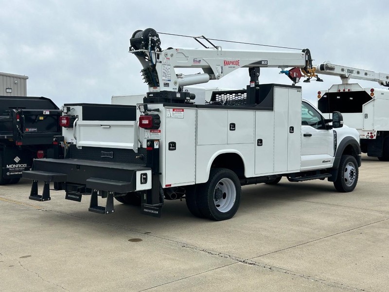 Ford Super Duty F-550 DRW Vehicle Full-screen Gallery Image 3