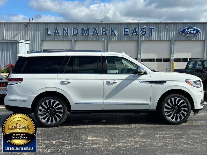 Lincoln Navigator Vehicle Full-screen Gallery Image 2