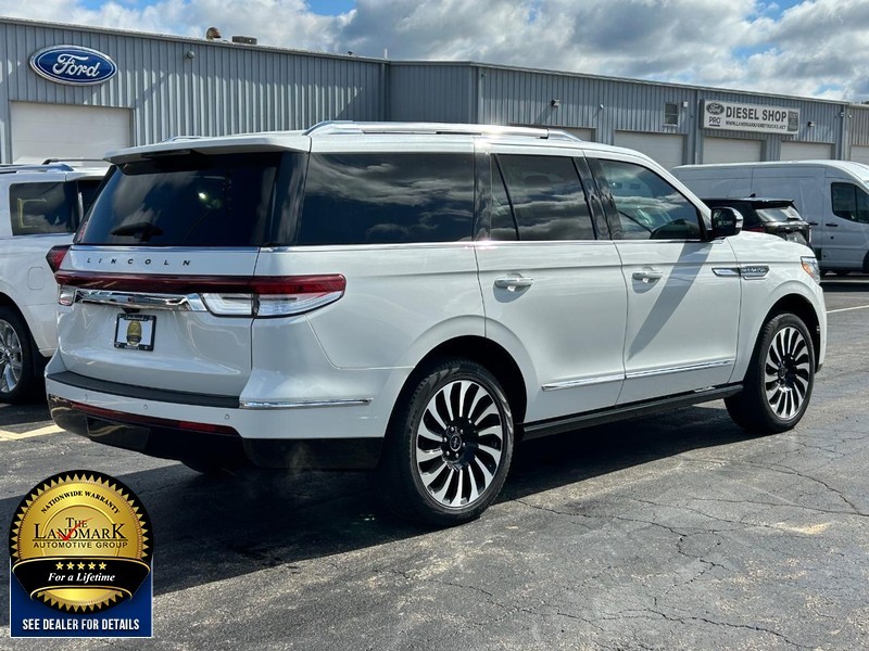 Lincoln Navigator Vehicle Full-screen Gallery Image 3