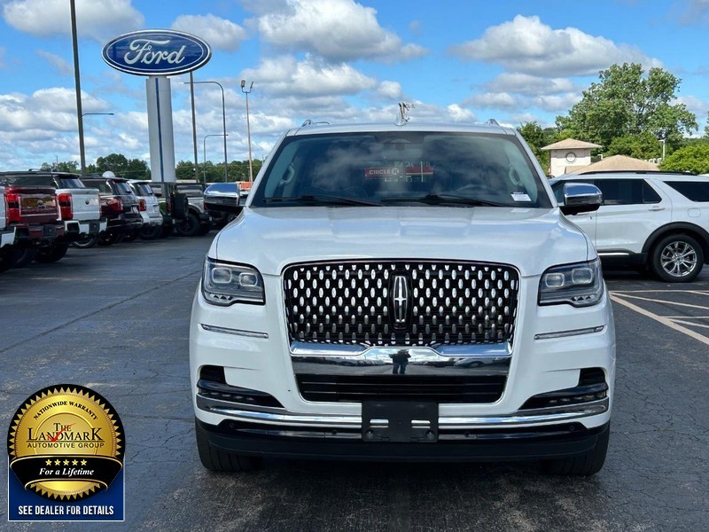 Lincoln Navigator Vehicle Full-screen Gallery Image 4
