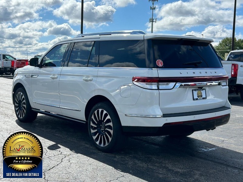 Lincoln Navigator Vehicle Full-screen Gallery Image 6