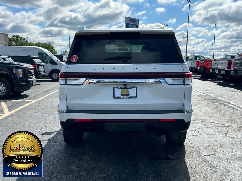 Lincoln Navigator Vehicle Full-screen Gallery Image 7