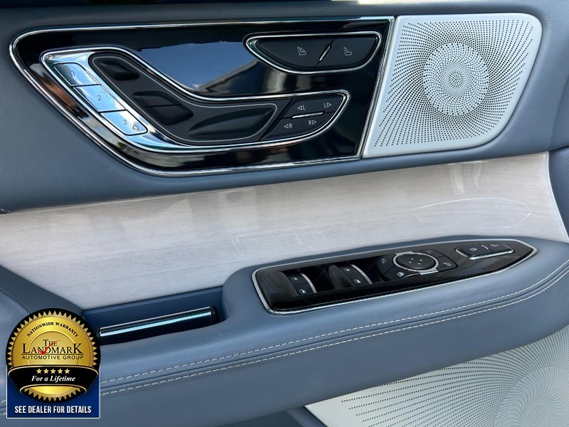 Lincoln Navigator Vehicle Full-screen Gallery Image 8