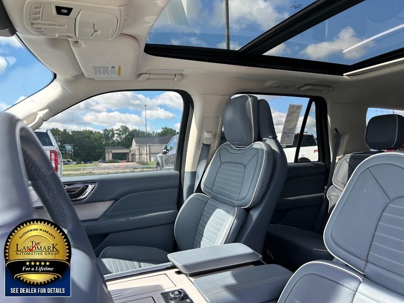 Lincoln Navigator Vehicle Full-screen Gallery Image 9