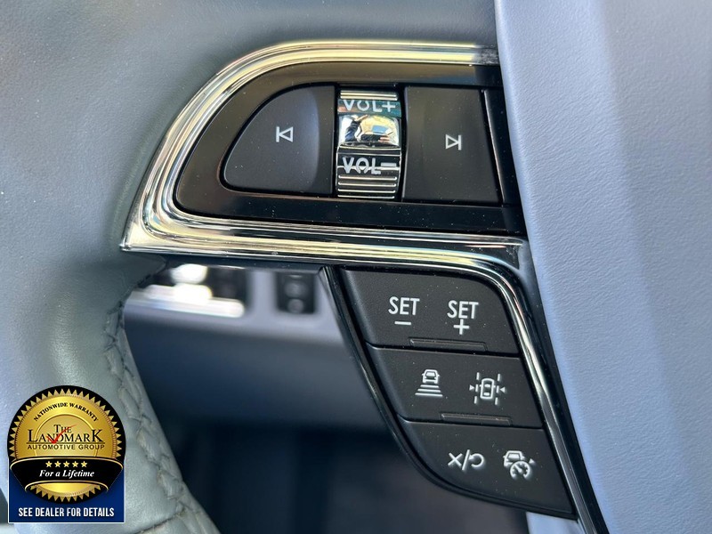 Lincoln Navigator Vehicle Full-screen Gallery Image 10