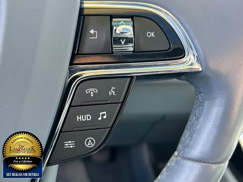 Lincoln Navigator Vehicle Full-screen Gallery Image 11