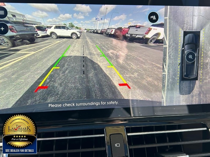 Lincoln Navigator Vehicle Full-screen Gallery Image 13