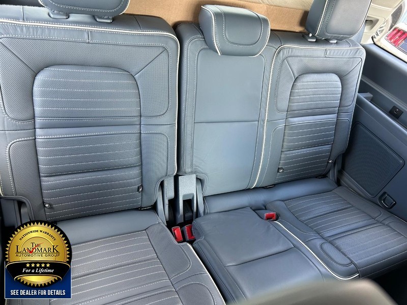 Lincoln Navigator Vehicle Full-screen Gallery Image 18