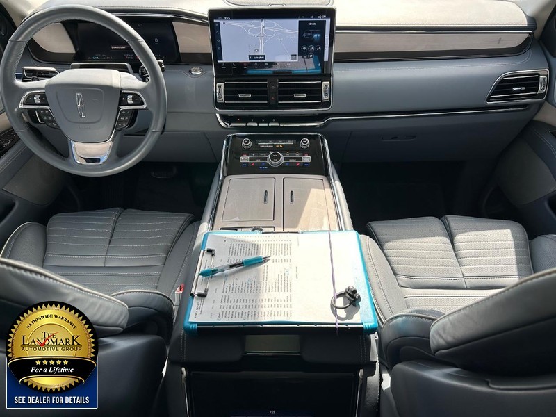 Lincoln Navigator Vehicle Full-screen Gallery Image 19