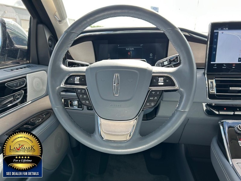 Lincoln Navigator Vehicle Full-screen Gallery Image 20