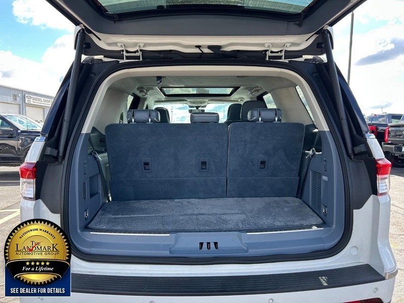 Lincoln Navigator Vehicle Full-screen Gallery Image 22