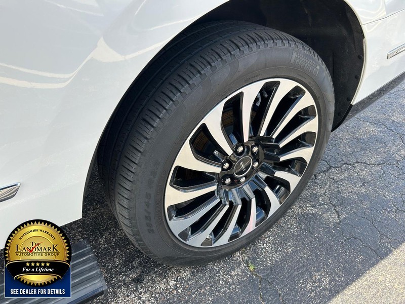 Lincoln Navigator Vehicle Full-screen Gallery Image 23