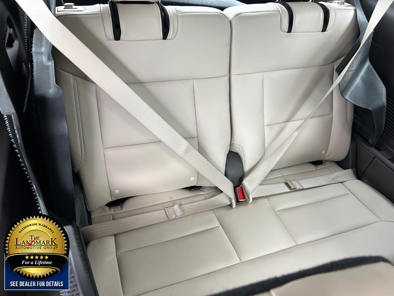 Ford Explorer Vehicle Full-screen Gallery Image 18