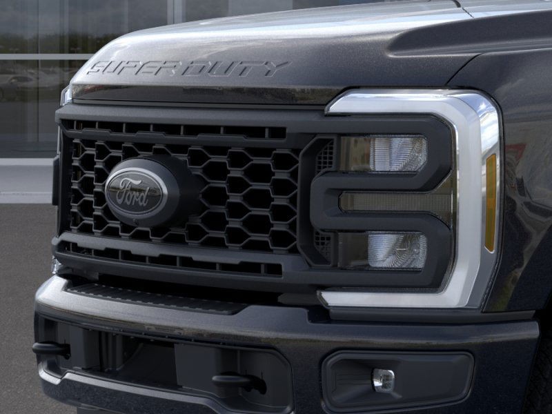 Ford Super Duty F-350 SRW Vehicle Full-screen Gallery Image 17