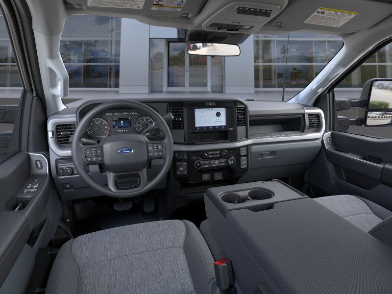 Ford Super Duty F-250 SRW Vehicle Full-screen Gallery Image 9
