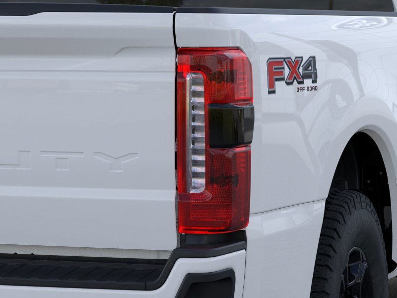 Ford Super Duty F-250 SRW Vehicle Full-screen Gallery Image 21