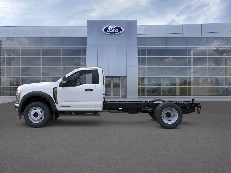 Ford Super Duty F-450 DRW Vehicle Full-screen Gallery Image 3