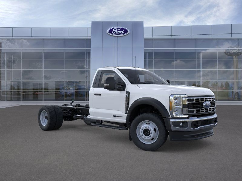 Ford Super Duty F-450 DRW Vehicle Full-screen Gallery Image 7
