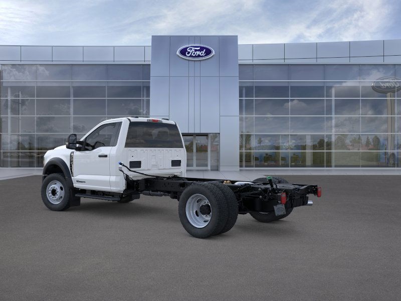 Ford Super Duty F-450 DRW Vehicle Full-screen Gallery Image 4