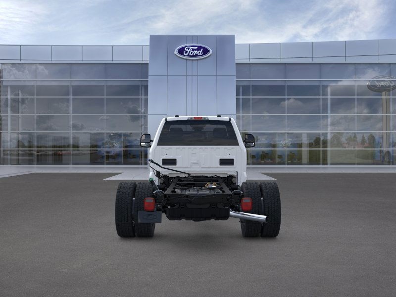 Ford Super Duty F-450 DRW Vehicle Full-screen Gallery Image 5