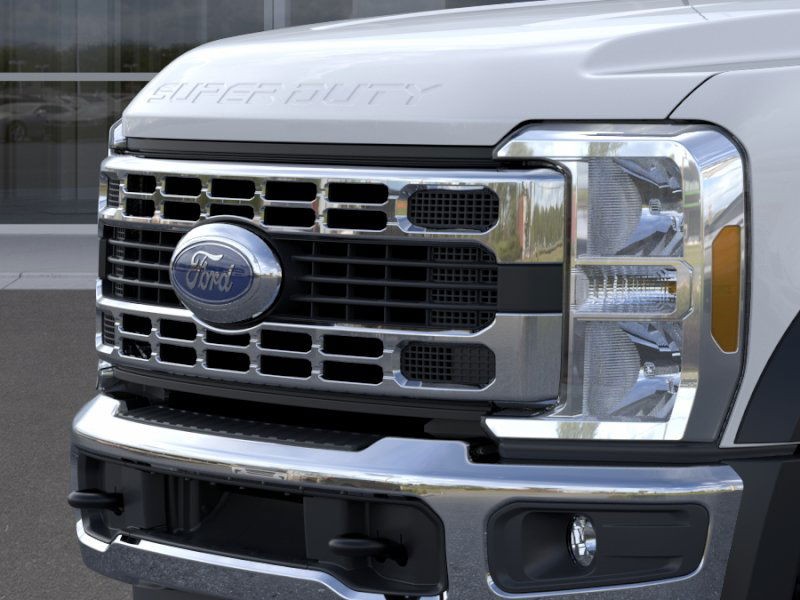 Ford Super Duty F-450 DRW Vehicle Full-screen Gallery Image 17