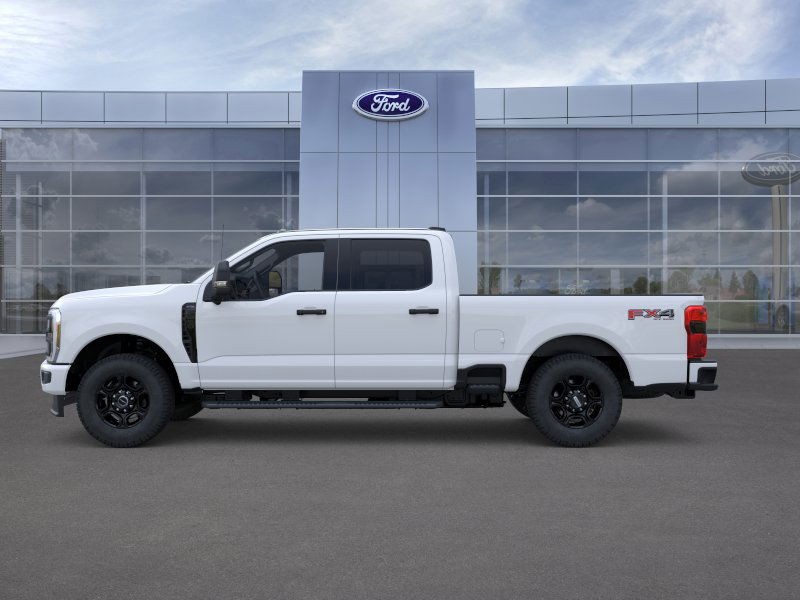 Ford Super Duty F-250 SRW Vehicle Full-screen Gallery Image 3