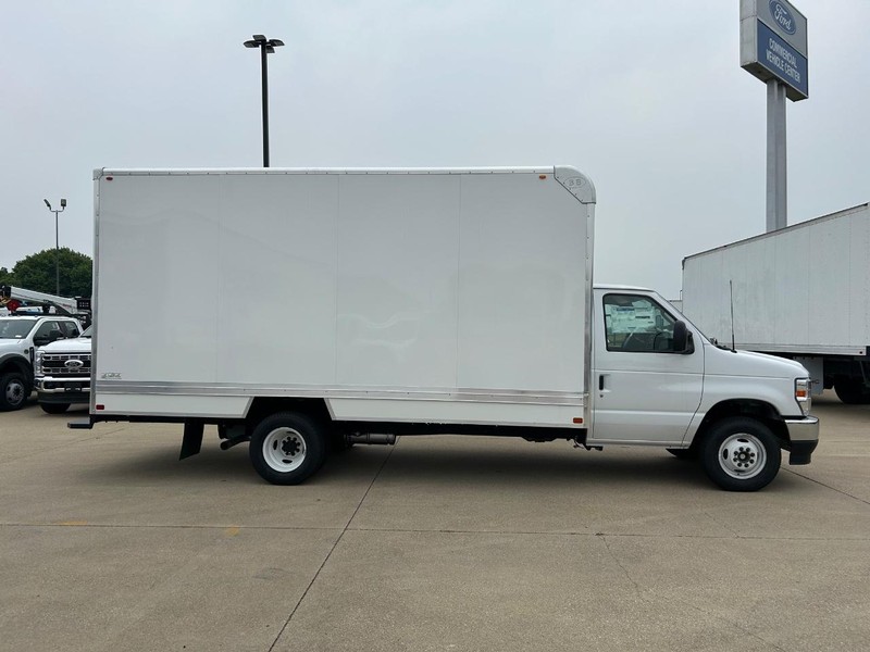 Ford E-Series Cutaway Vehicle Full-screen Gallery Image 2