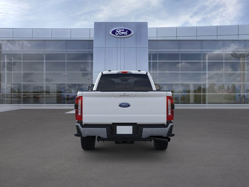 Ford Super Duty F-250 SRW Vehicle Full-screen Gallery Image 5