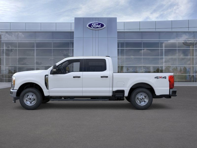 Ford Super Duty F-250 SRW Vehicle Full-screen Gallery Image 3