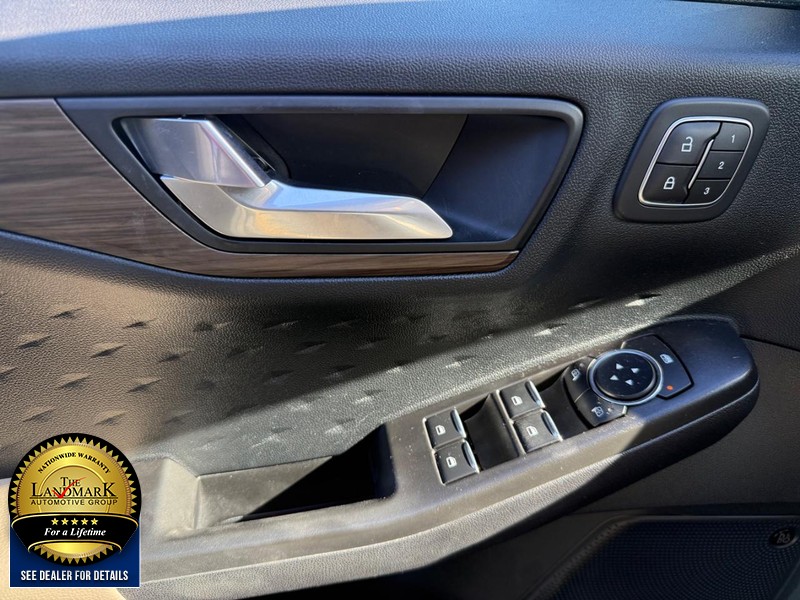 Ford Escape Vehicle Full-screen Gallery Image 8