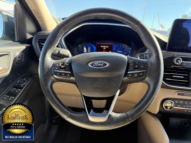 Ford Escape Vehicle Full-screen Gallery Image 16