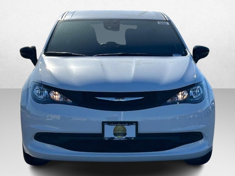 Chrysler Voyager Vehicle Full-screen Gallery Image 2
