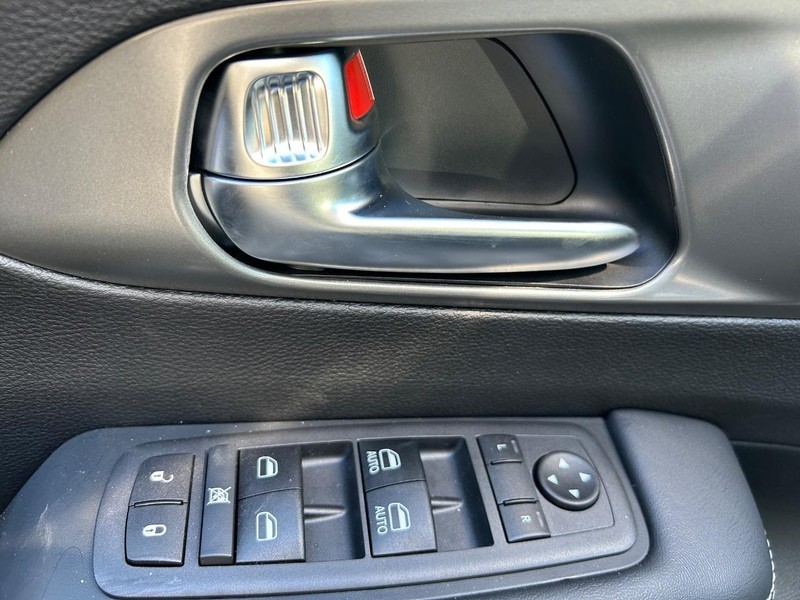 Chrysler Voyager Vehicle Full-screen Gallery Image 4