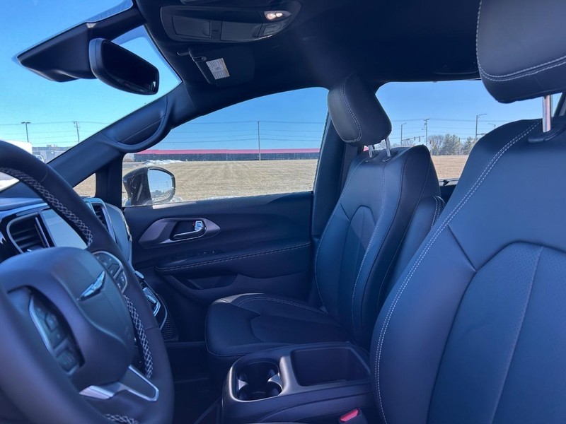 Chrysler Voyager Vehicle Full-screen Gallery Image 5