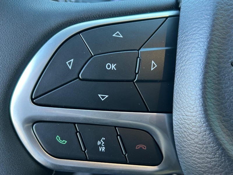 Chrysler Voyager Vehicle Full-screen Gallery Image 6