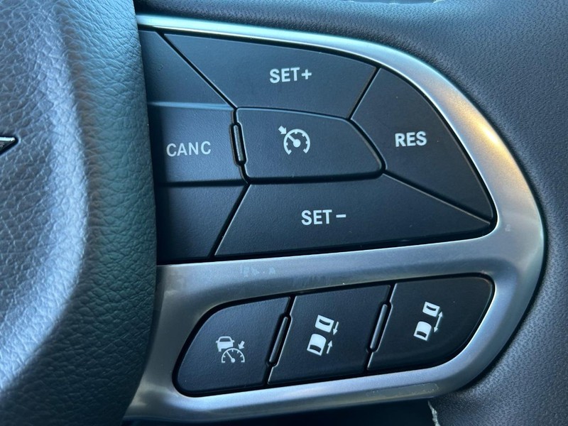 Chrysler Voyager Vehicle Full-screen Gallery Image 7
