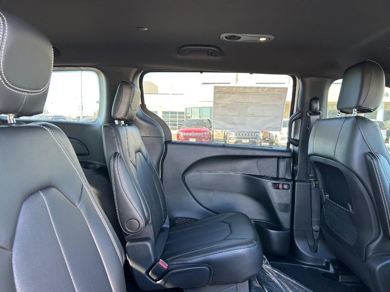 Chrysler Voyager Vehicle Full-screen Gallery Image 10