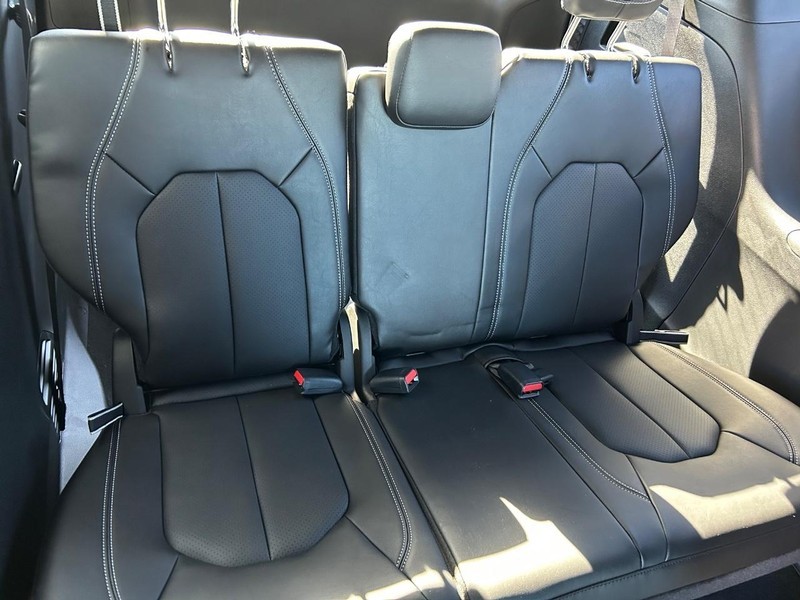 Chrysler Voyager Vehicle Full-screen Gallery Image 11