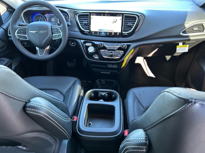 Chrysler Voyager Vehicle Full-screen Gallery Image 12