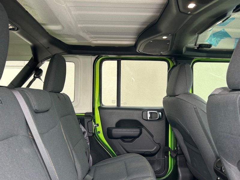 Jeep Wrangler Vehicle Full-screen Gallery Image 11