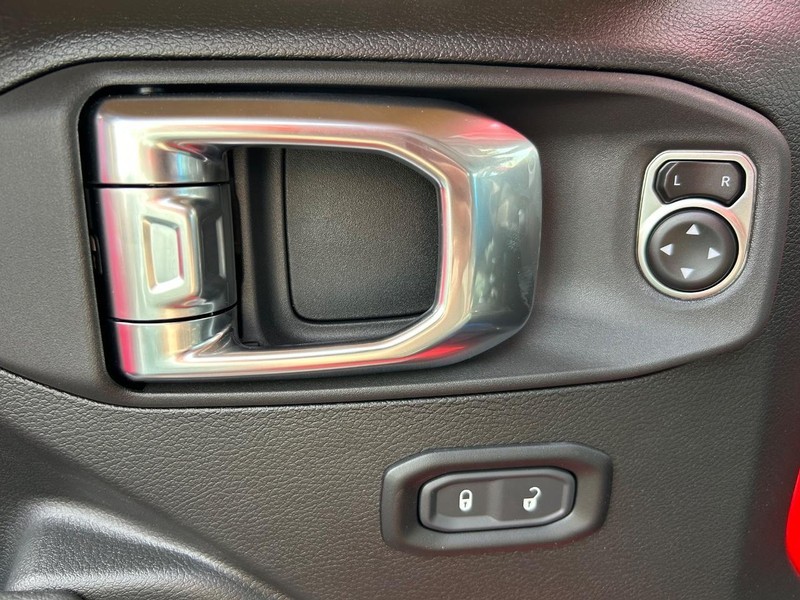 Jeep Wrangler Vehicle Full-screen Gallery Image 4