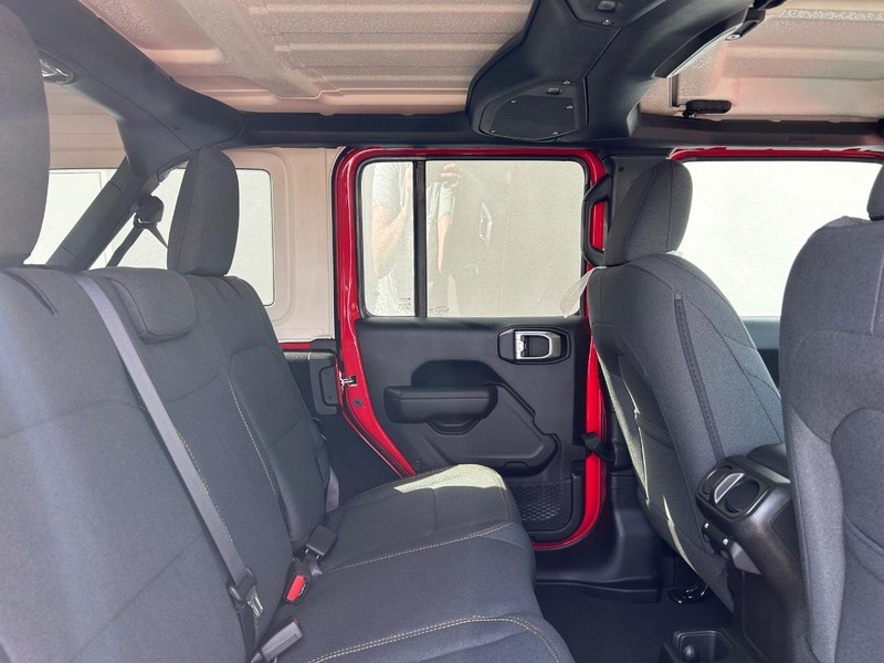 Jeep Wrangler Vehicle Full-screen Gallery Image 10