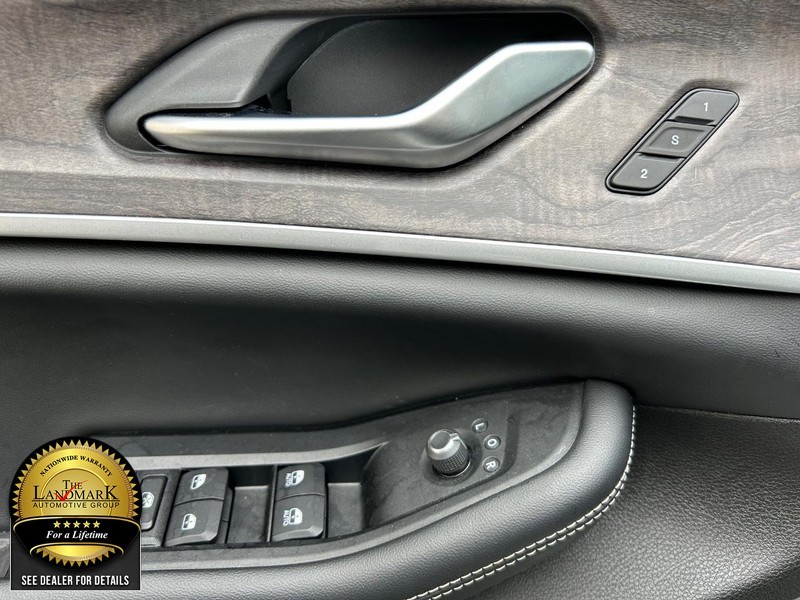 Jeep Grand Cherokee L Vehicle Full-screen Gallery Image 8