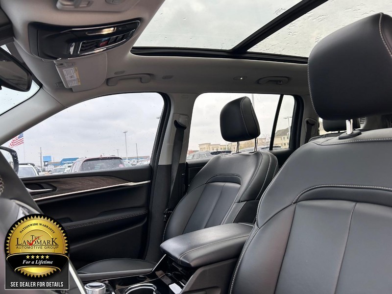 Jeep Grand Cherokee L Vehicle Full-screen Gallery Image 9