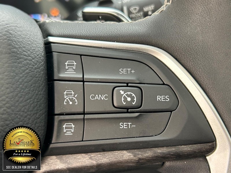 Jeep Grand Cherokee L Vehicle Full-screen Gallery Image 11